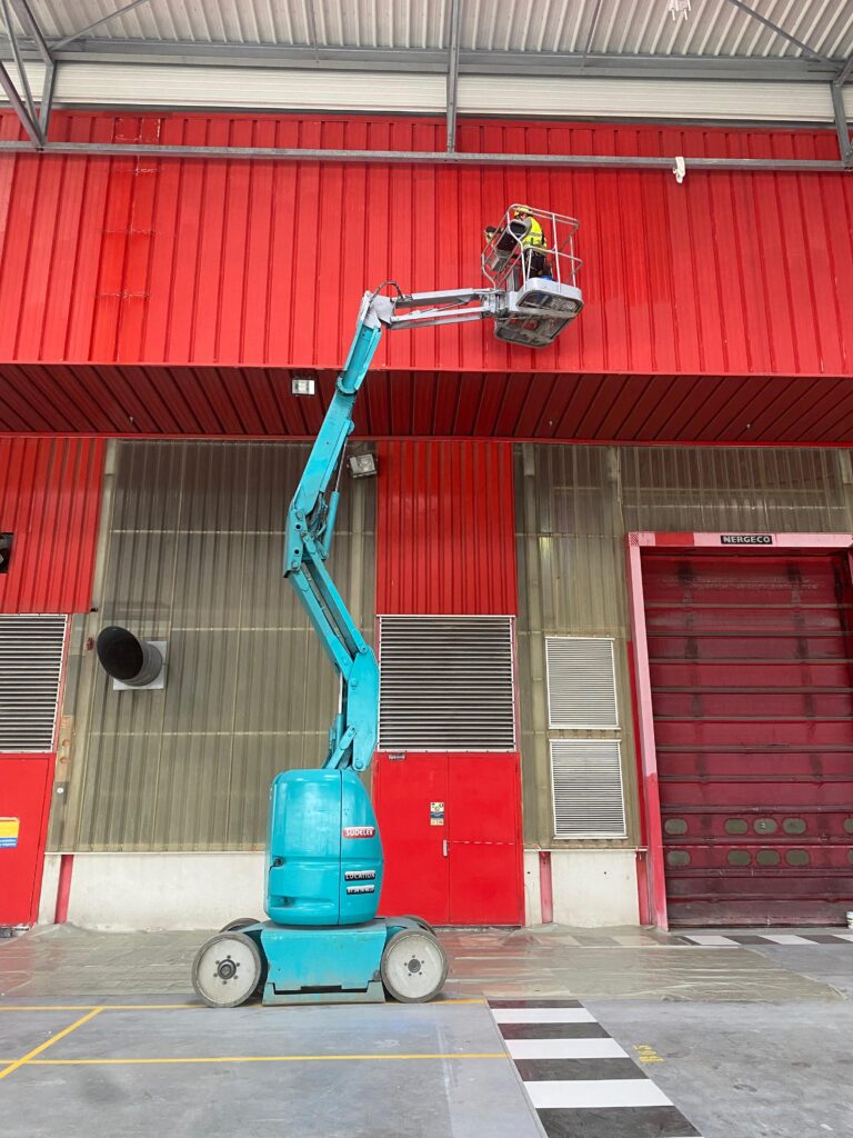 Travaux en hauteur WhatsApp Image 2025 12 04 At 07.11.48 768x1024